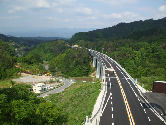 中部地方整備局 飯田国道事務所
飯喬道路3号橋 連続鋼鈑桁橋の設計イメージ