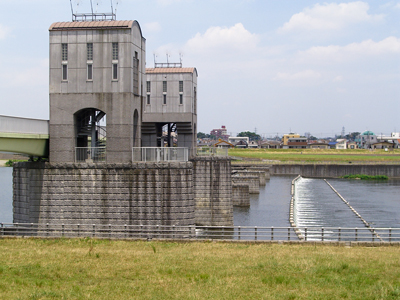 宿河原堰　右岸から