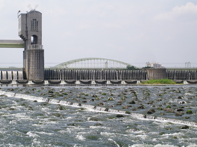 宿河原堰　下流から　（流水の景観）