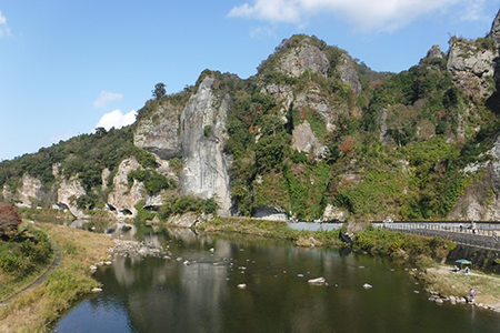 競秀峰と青の洞門