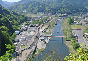 競秀峰展望台より青地区を望む（平成27年）※堤防整備後