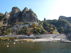 国道側より競秀峰を望む