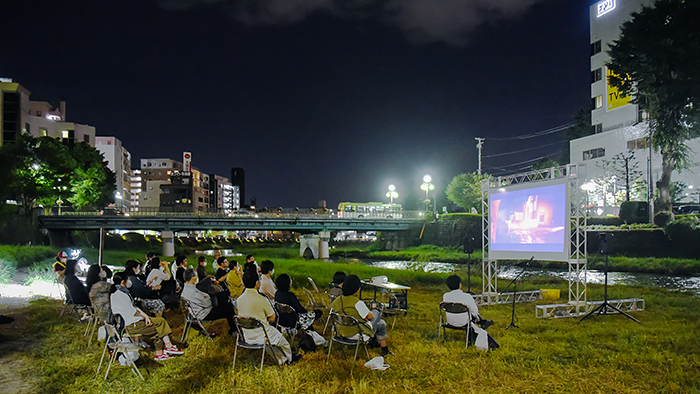 盛岡地区かわまちづくり　中津川の活用状況（水のほとりの上映会）